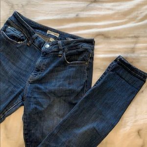 BLUE JEANS WITH DISTRESSED HEM